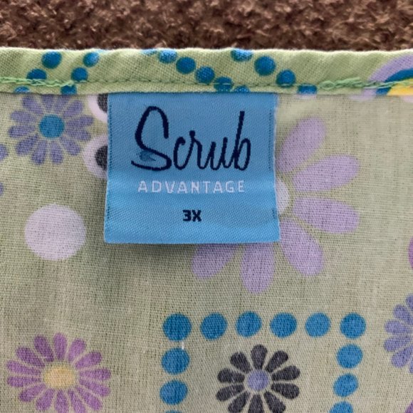 Geo Metric Shape Scrub Top - Picture 2 of 3